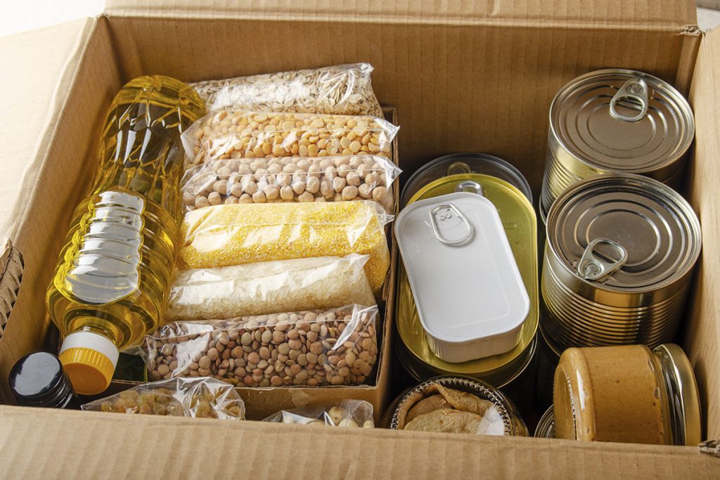 Alimentos dentro de uma caixa de papelão