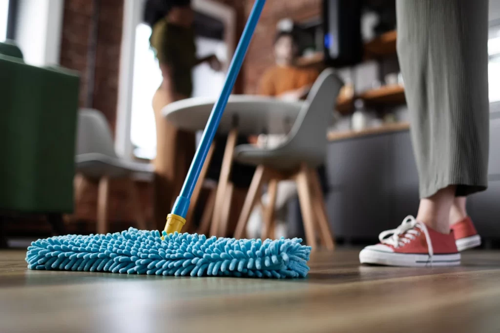 Imagem de um mob limpando o chão