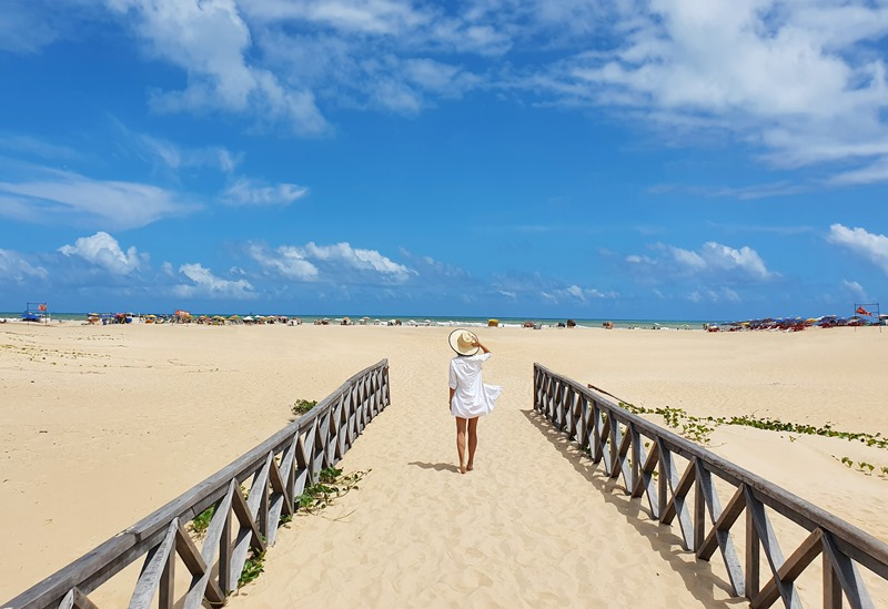 Mulher com chapéu na praia de Atalaia em Aracaju, Sergipe
