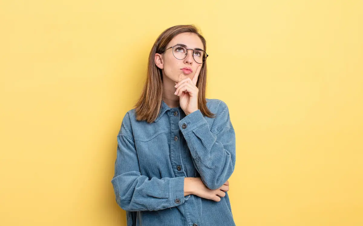 Mulher pensativa se perguntando quanto custa um self storage