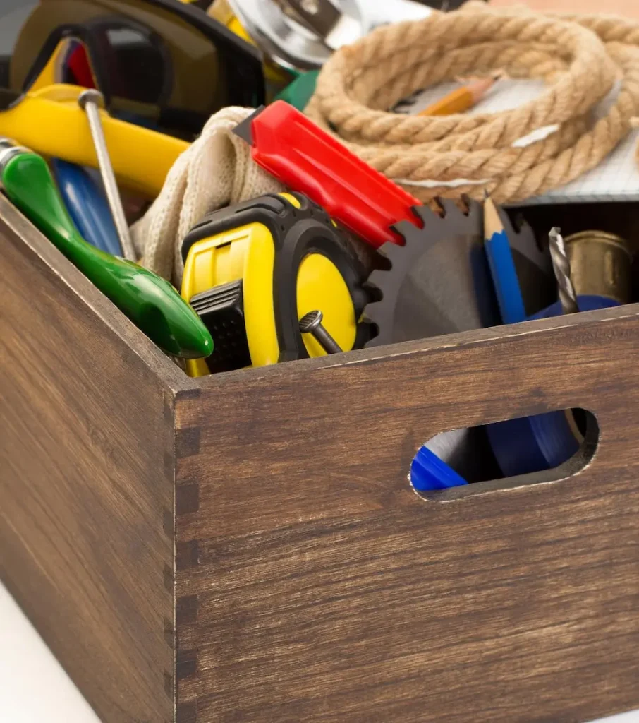 Itens de reforma em uma caixa