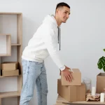 Pessoa organizando móveis e caixas em um box limpo de self storage