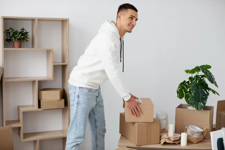 Pessoa organizando móveis e caixas em um box limpo de self storage