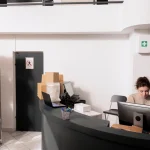 Como liberar sala em empresa pequena usando self storage para organizar caixas, móveis e arquivos sem alugar outro espaço.