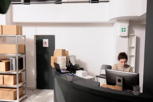 Como liberar sala em empresa pequena usando self storage para organizar caixas, móveis e arquivos sem alugar outro espaço.