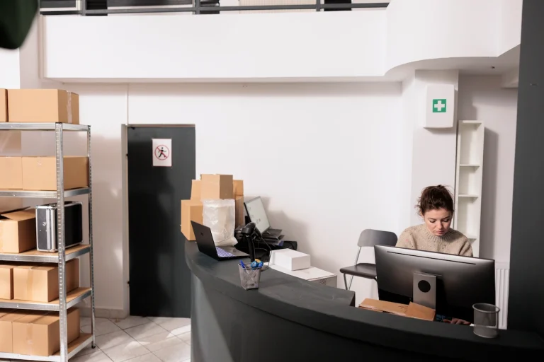 Como liberar sala em empresa pequena usando self storage para organizar caixas, móveis e arquivos sem alugar outro espaço.